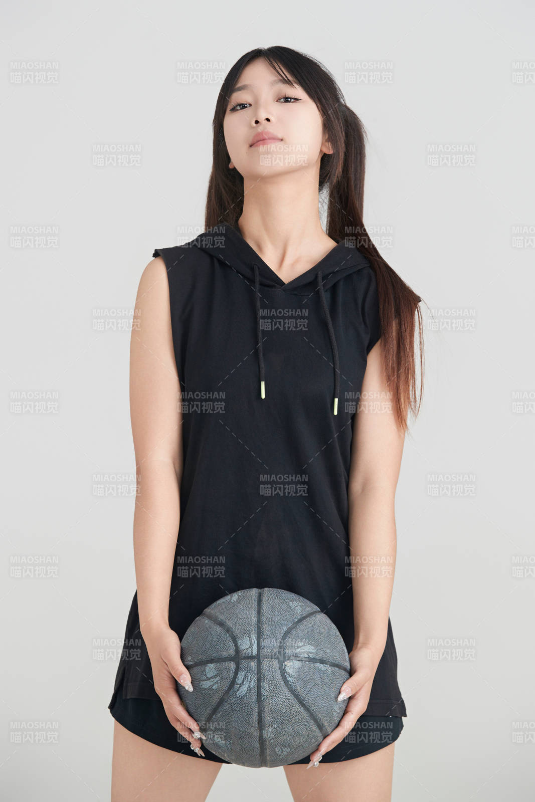 白色背景下的年轻女孩和篮球图片