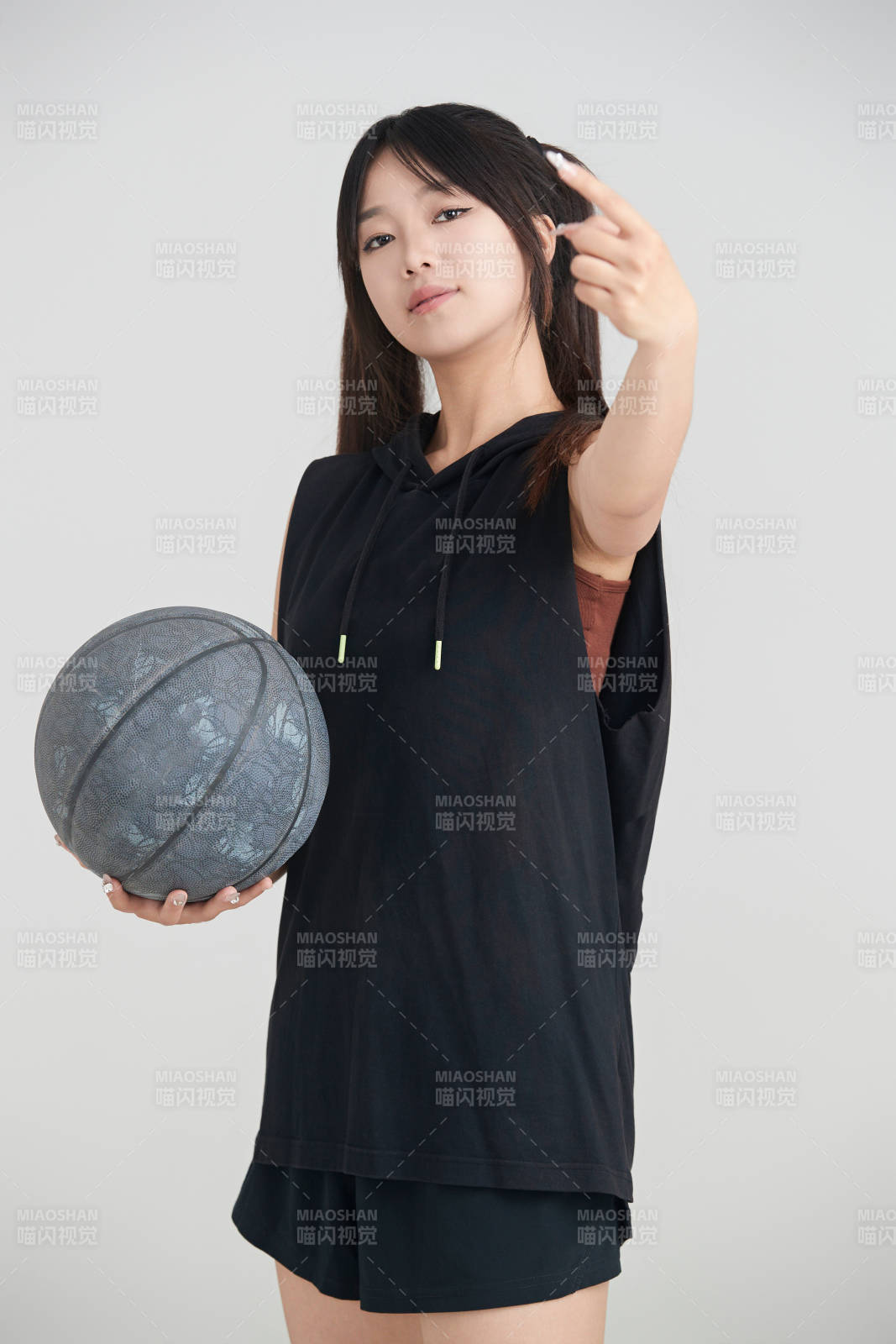 白色背景下的年轻女孩和篮球图片