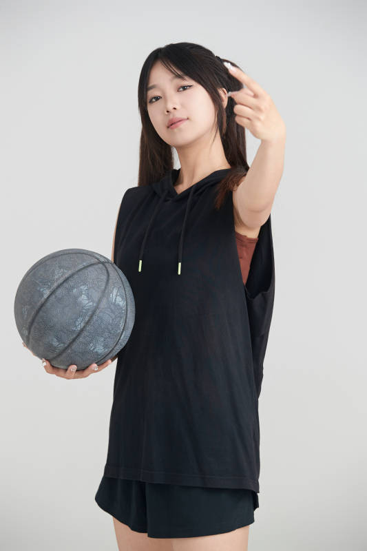 白色背景下的年轻女孩和篮球图片