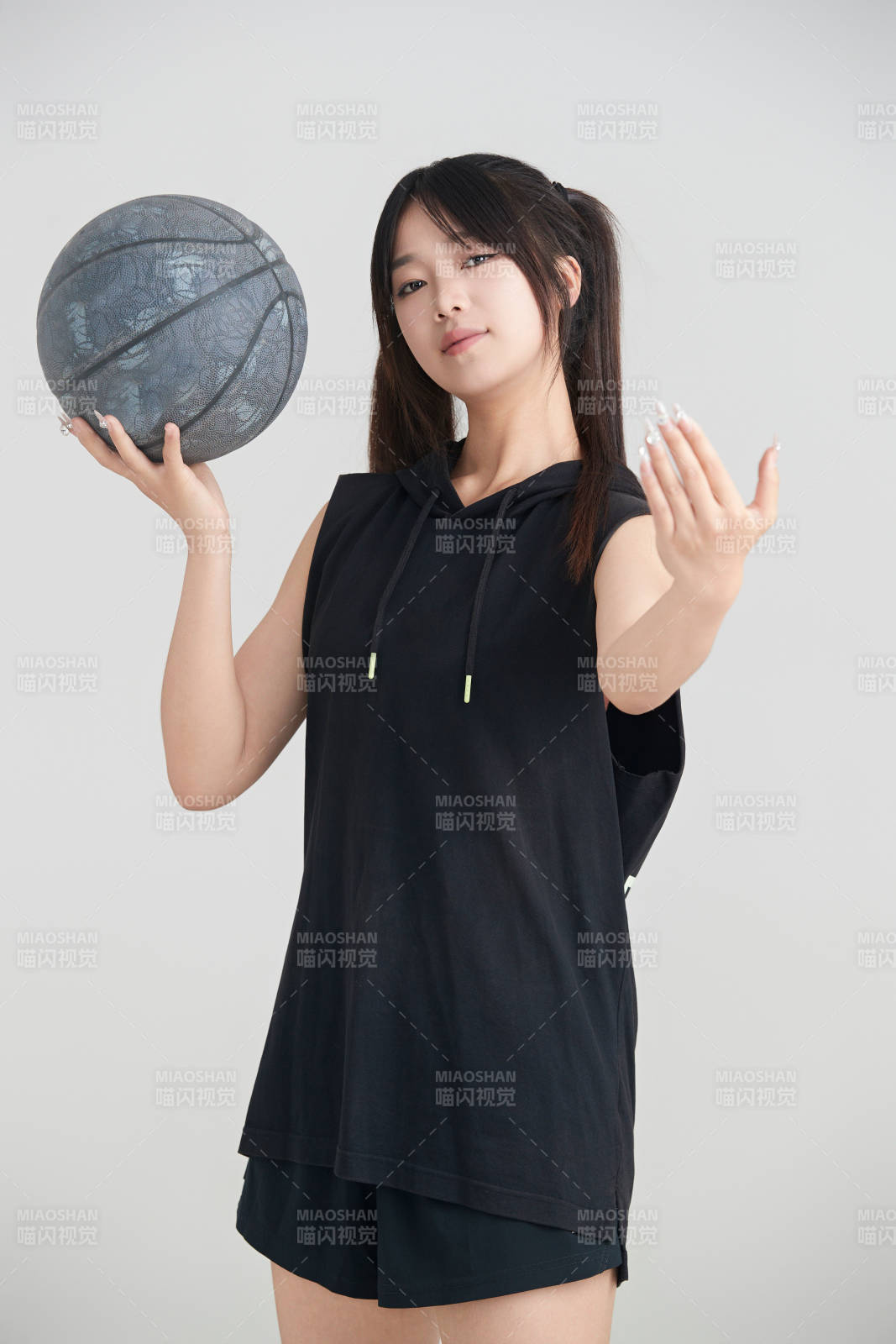 白色背景下的年轻女孩和篮球图片