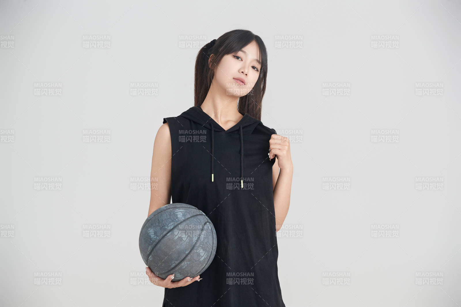 白色背景下的年轻女孩和篮球图片