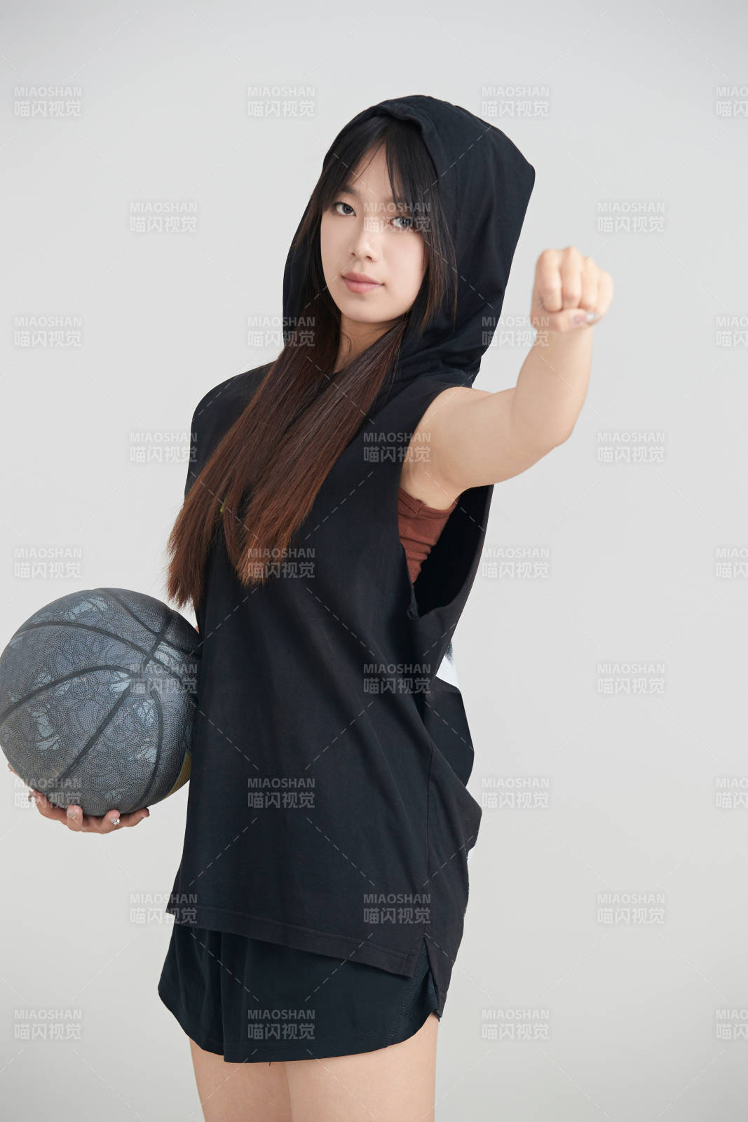 白色背景下的年轻女孩和篮球图片