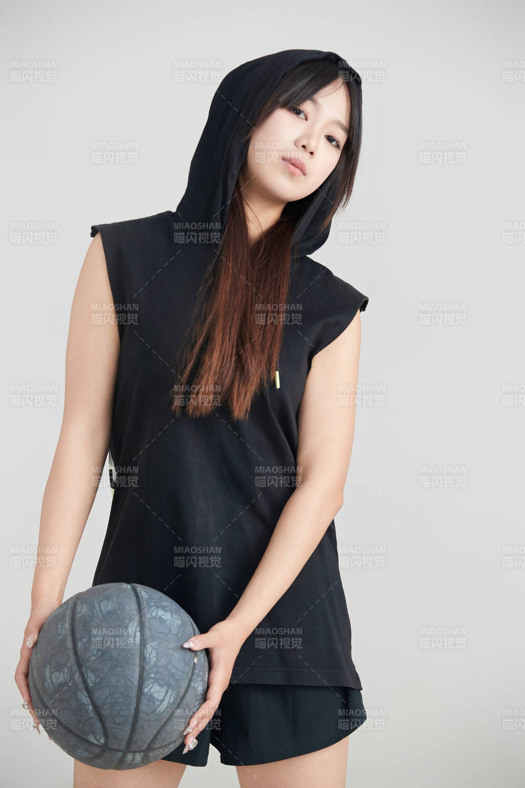 白色背景下的年轻女孩和篮球图片
