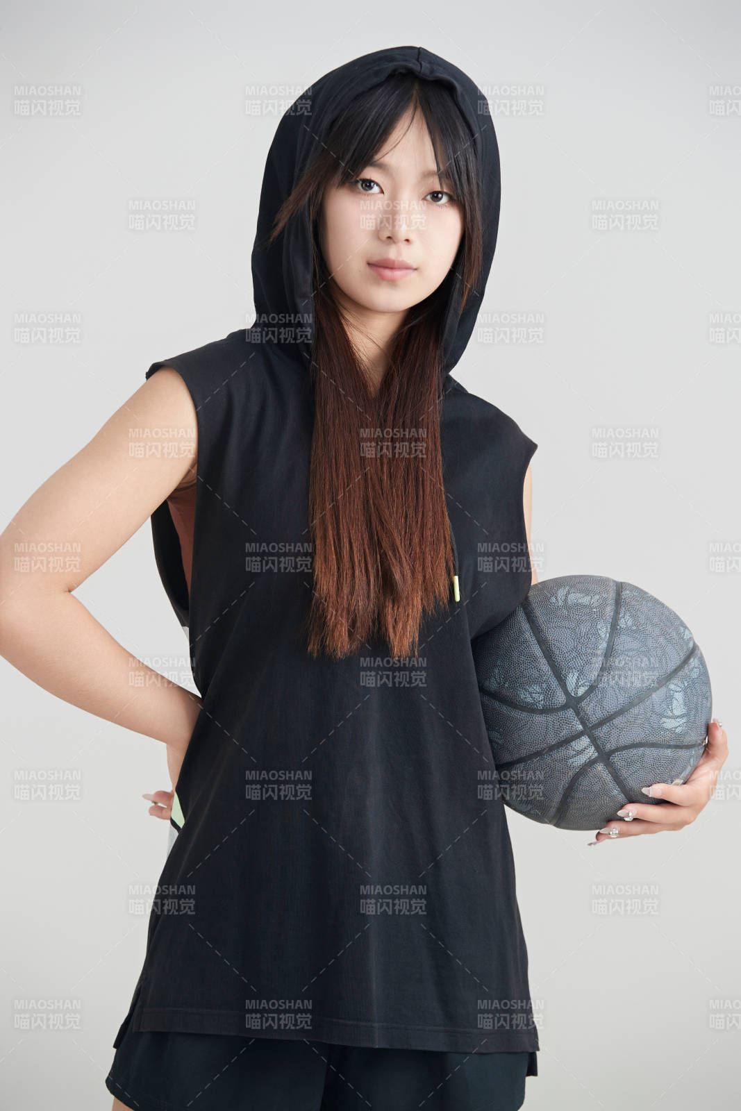 白色背景下的年轻女孩和篮球图片