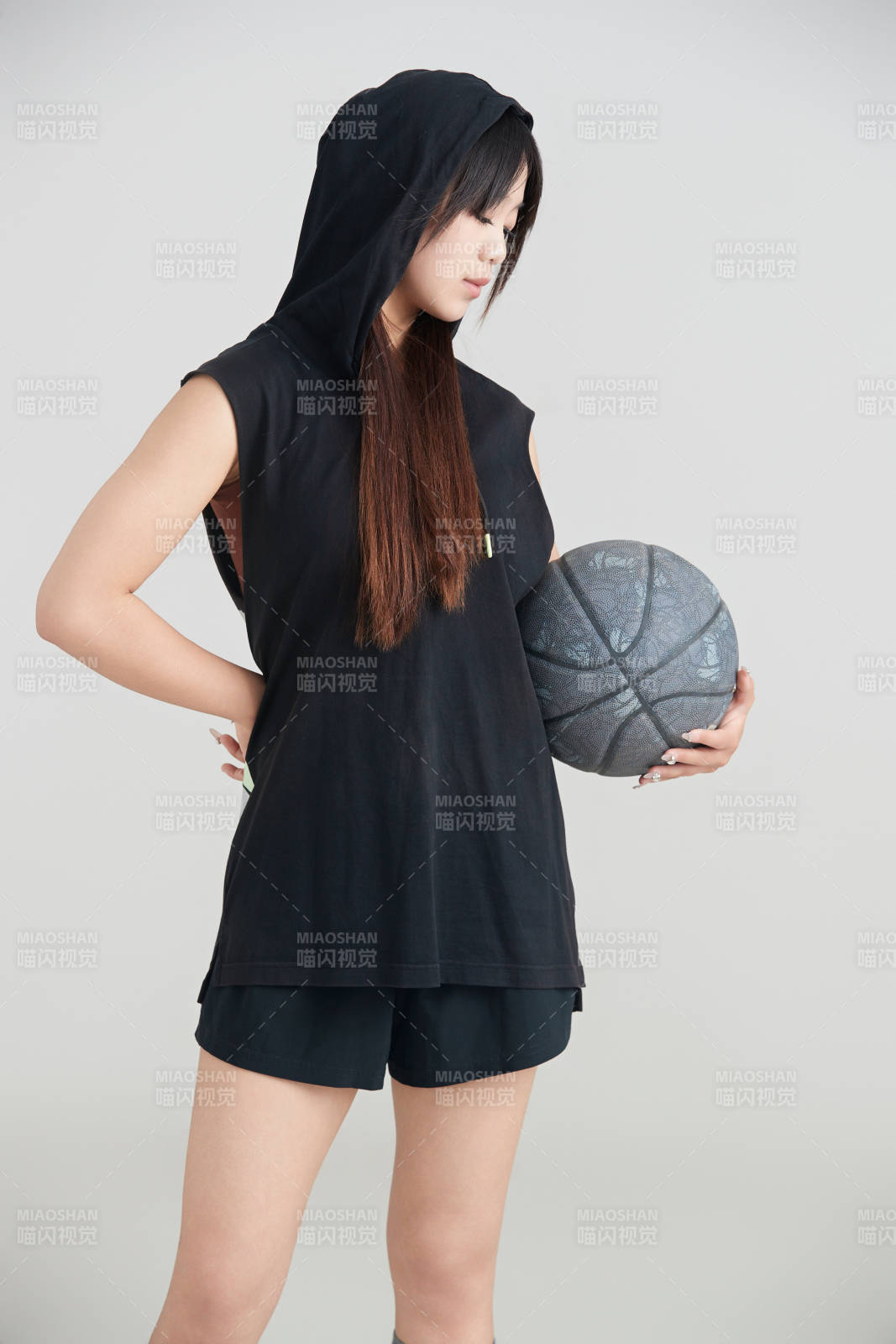 白色背景下的年轻女孩和篮球图片