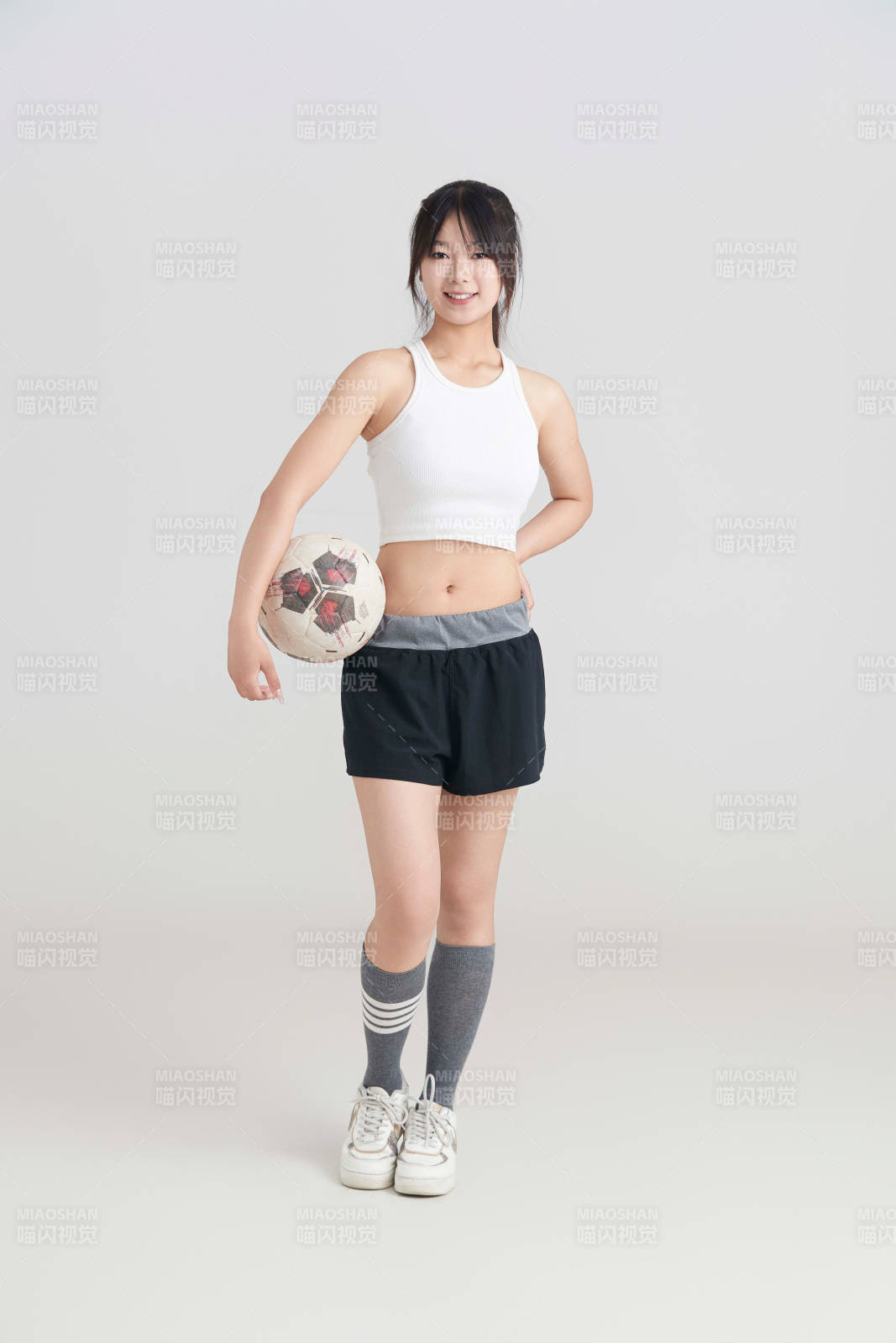 白色背景下的快乐的足球宝贝图片