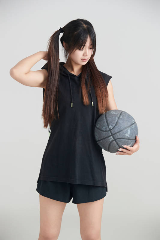 白色背景下的年轻女孩和篮球图片