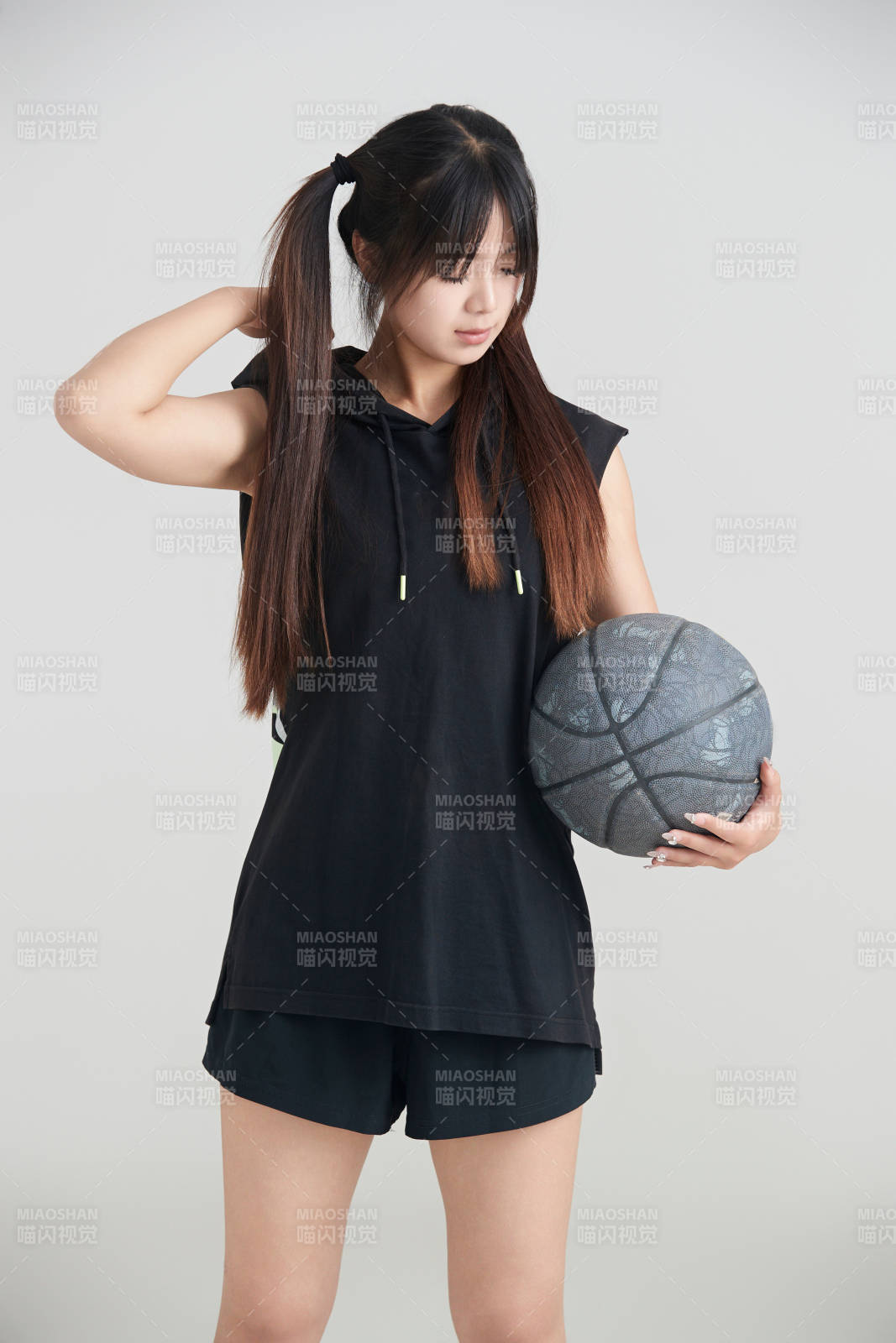 白色背景下的年轻女孩和篮球图片