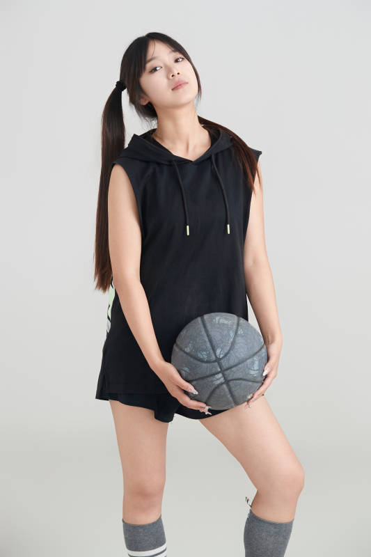 白色背景下的年轻女孩和篮球图片