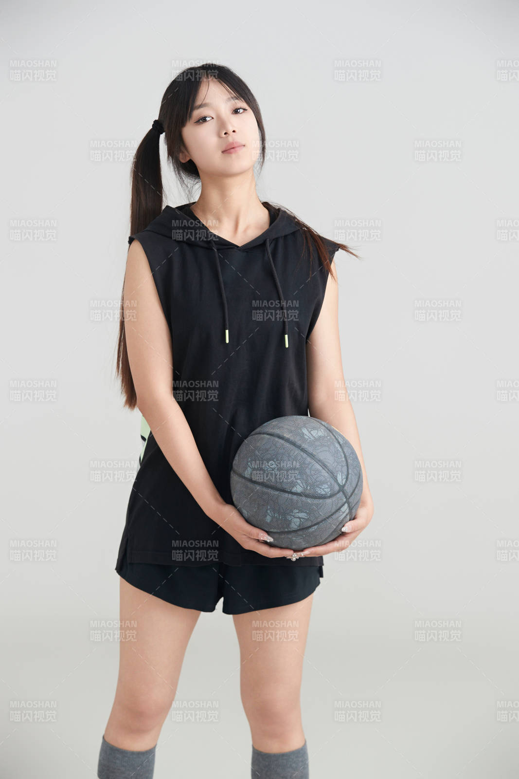 白色背景下的年轻女孩和篮球图片