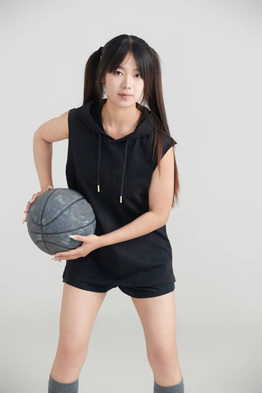 白色背景下的年轻女孩和篮球图片