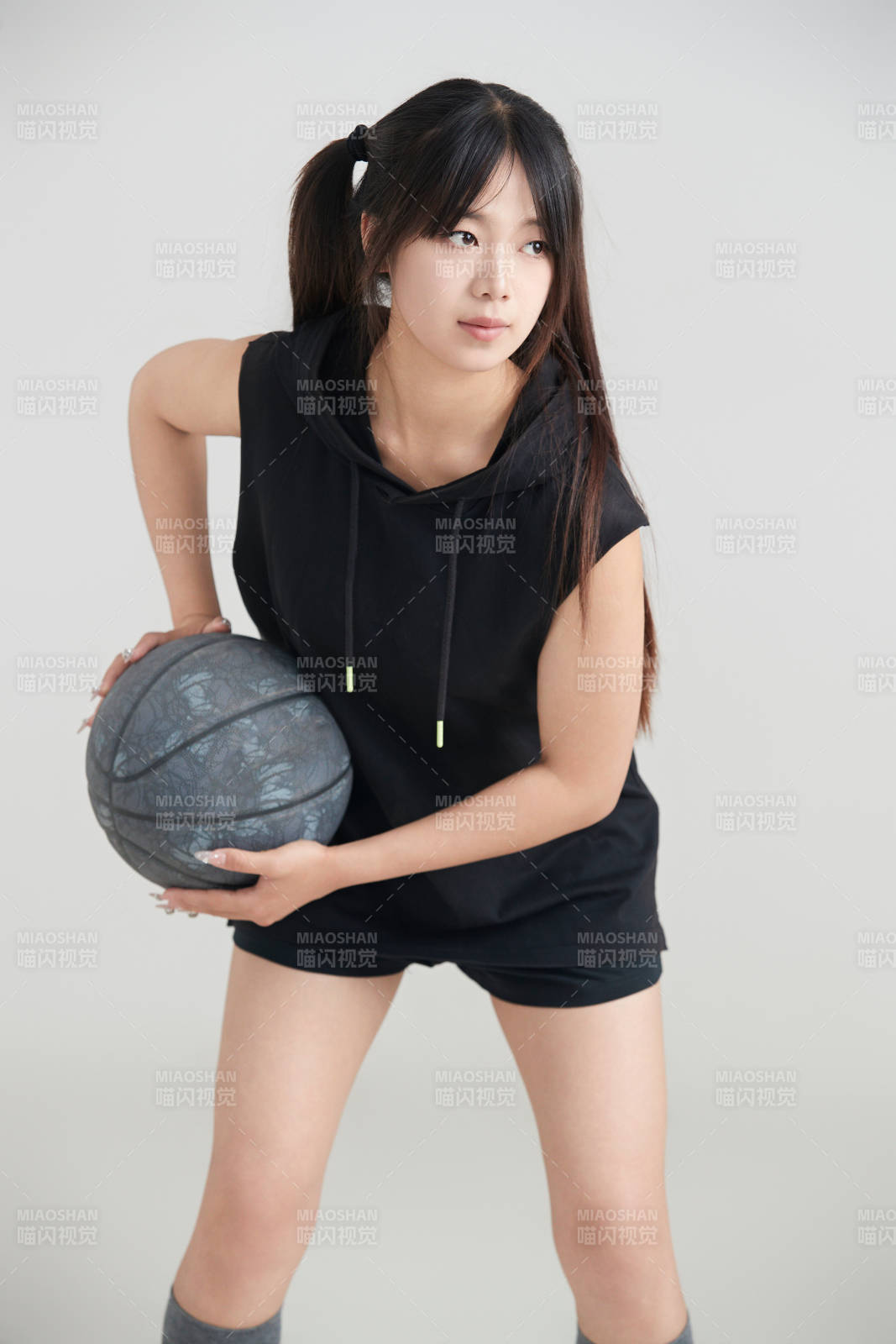 白色背景下的年轻女孩和篮球图片