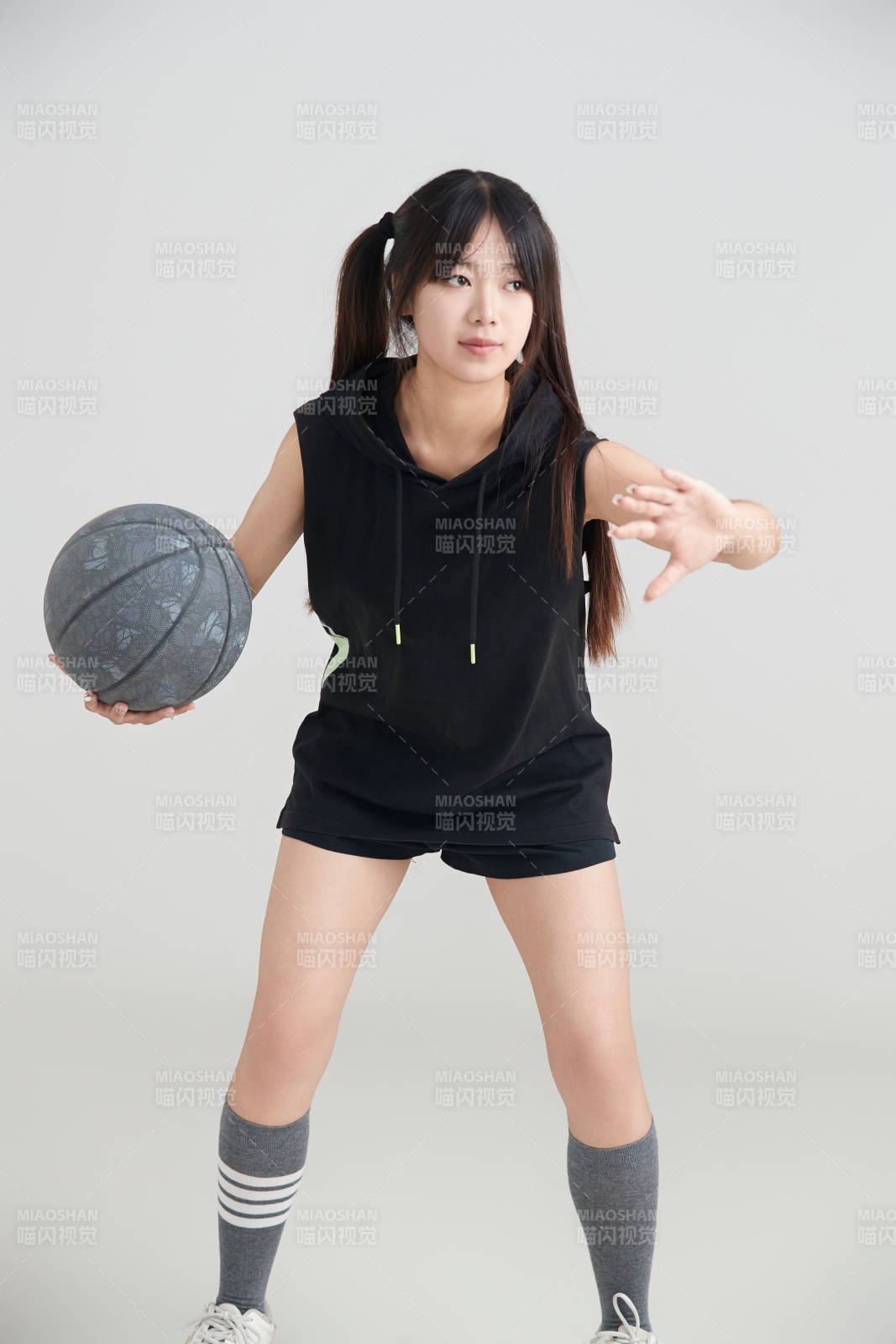 白色背景下的年轻女孩和篮球图片