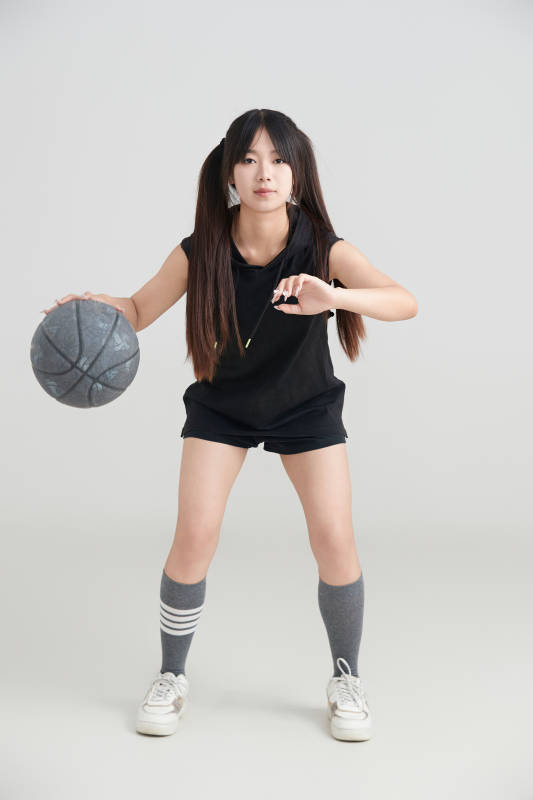 白色背景下的年轻女孩和篮球图片