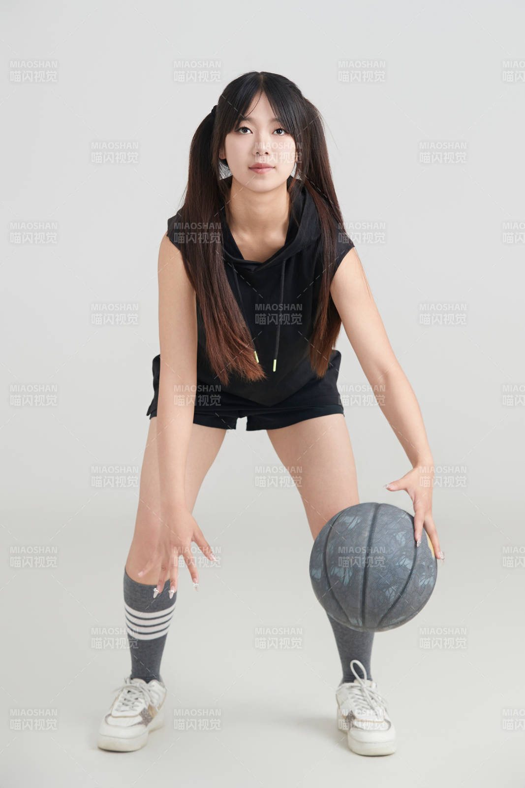 白色背景下的年轻女孩和篮球图片