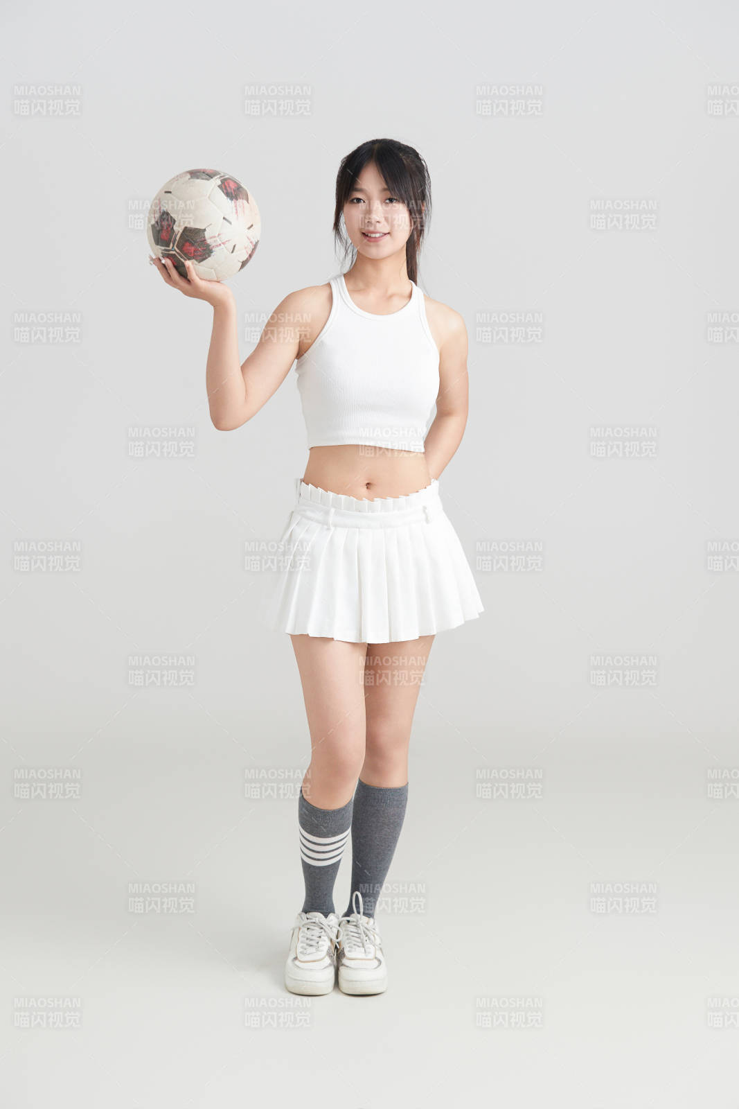 白色背景下的快乐的足球宝贝图片