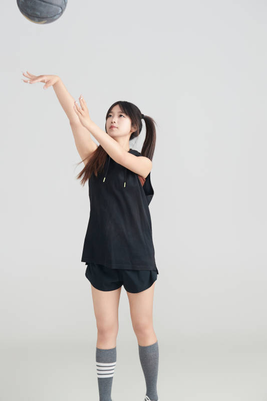 白色背景下的年轻女孩和篮球图片