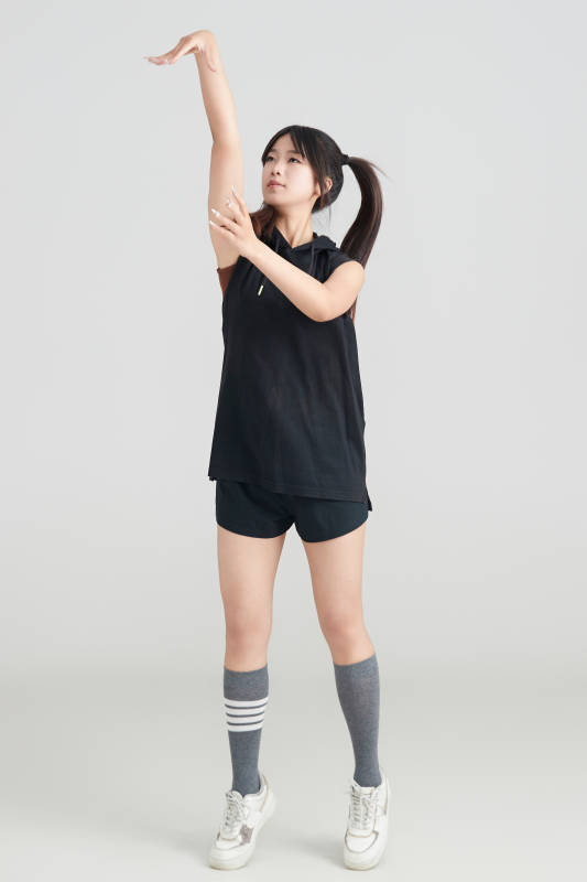 白色背景下的年轻女孩和篮球图片