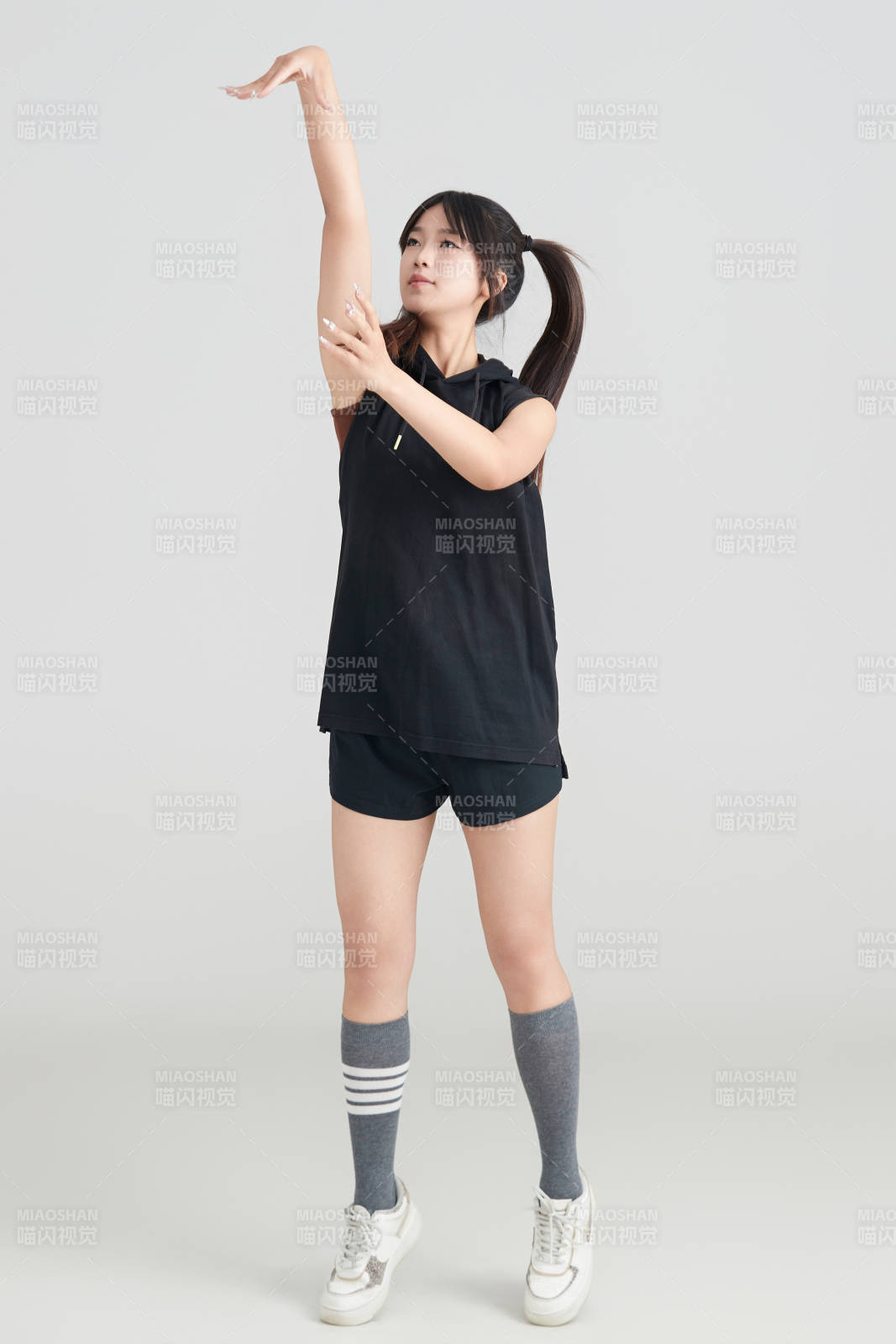 白色背景下的年轻女孩和篮球图片