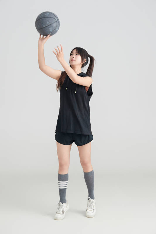 白色背景下的年轻女孩和篮球图片