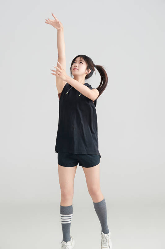 白色背景下的年轻女孩和篮球图片