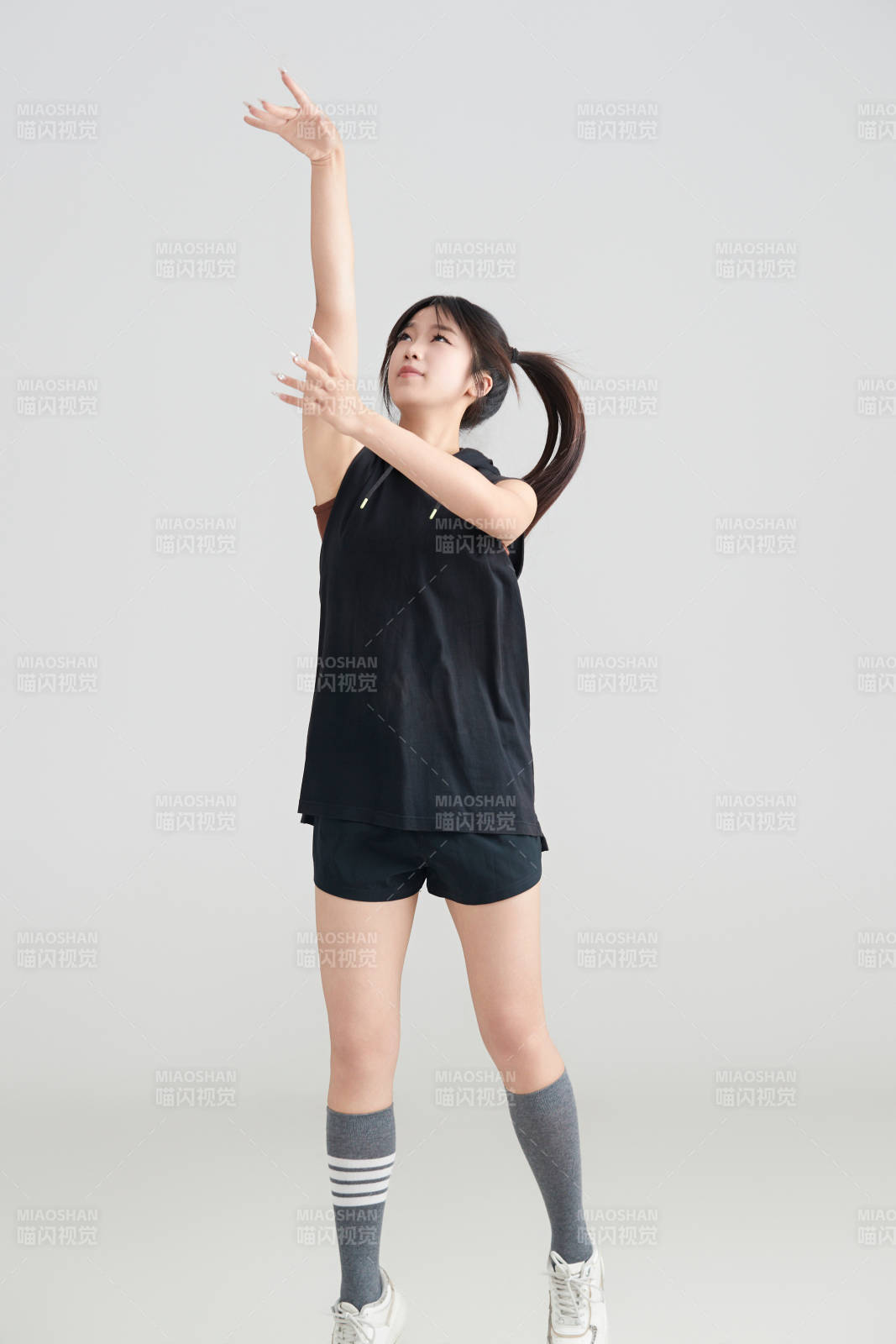 白色背景下的年轻女孩和篮球图片