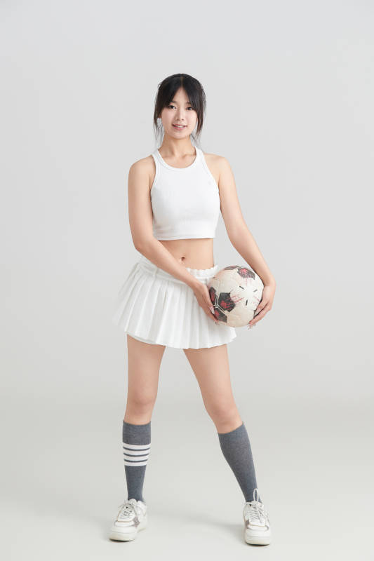 白色背景下的快乐的足球宝贝图片