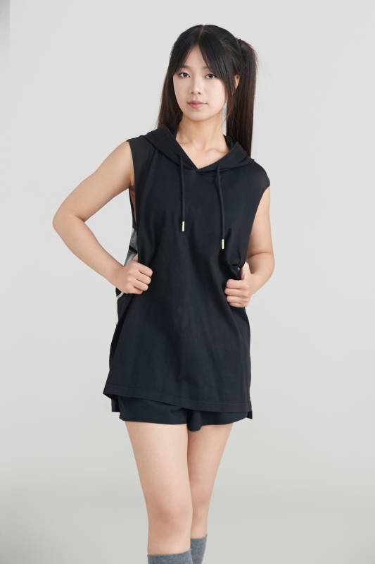 白色背景下的年轻女孩和篮球图片