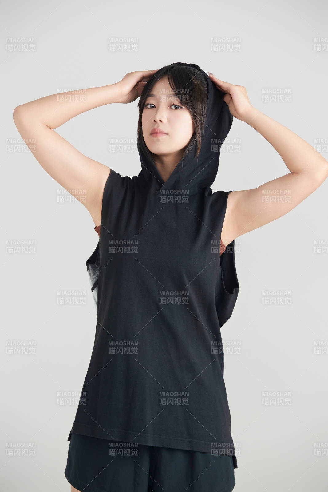 白色背景下的年轻女孩和篮球图片