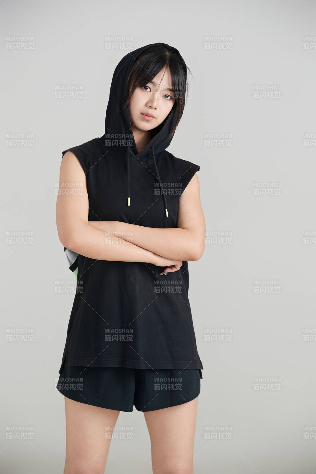 白色背景下的年轻女孩和篮球图片