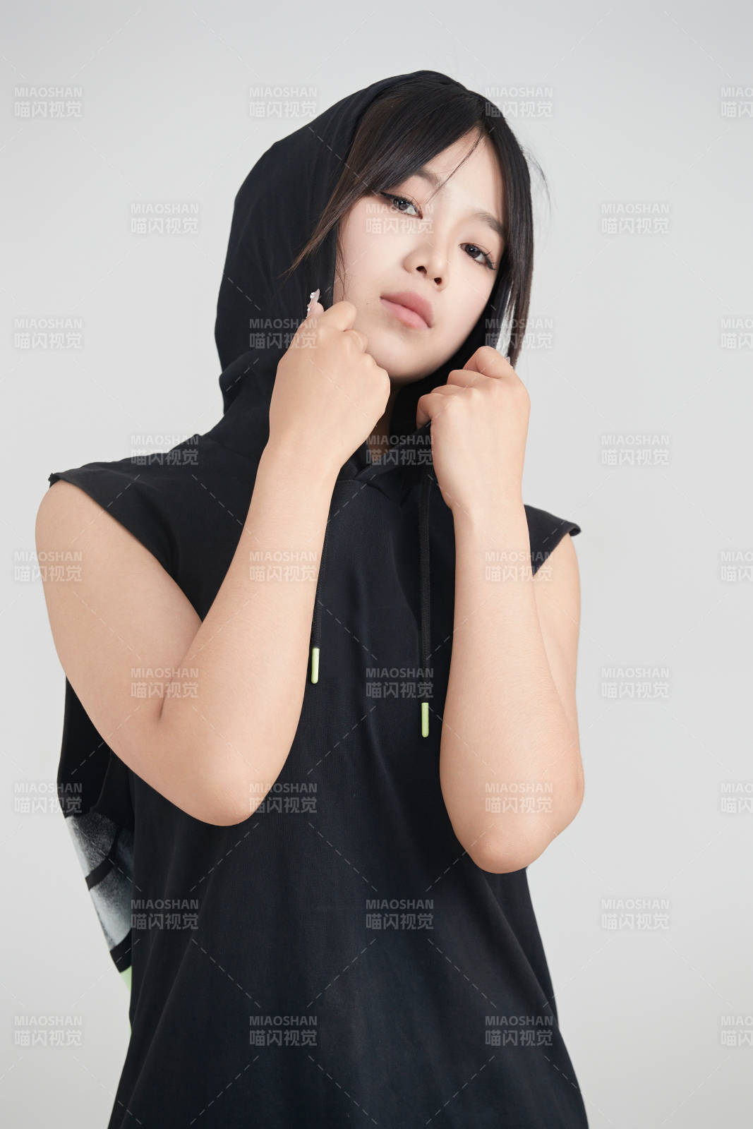 白色背景下的年轻女孩和篮球图片