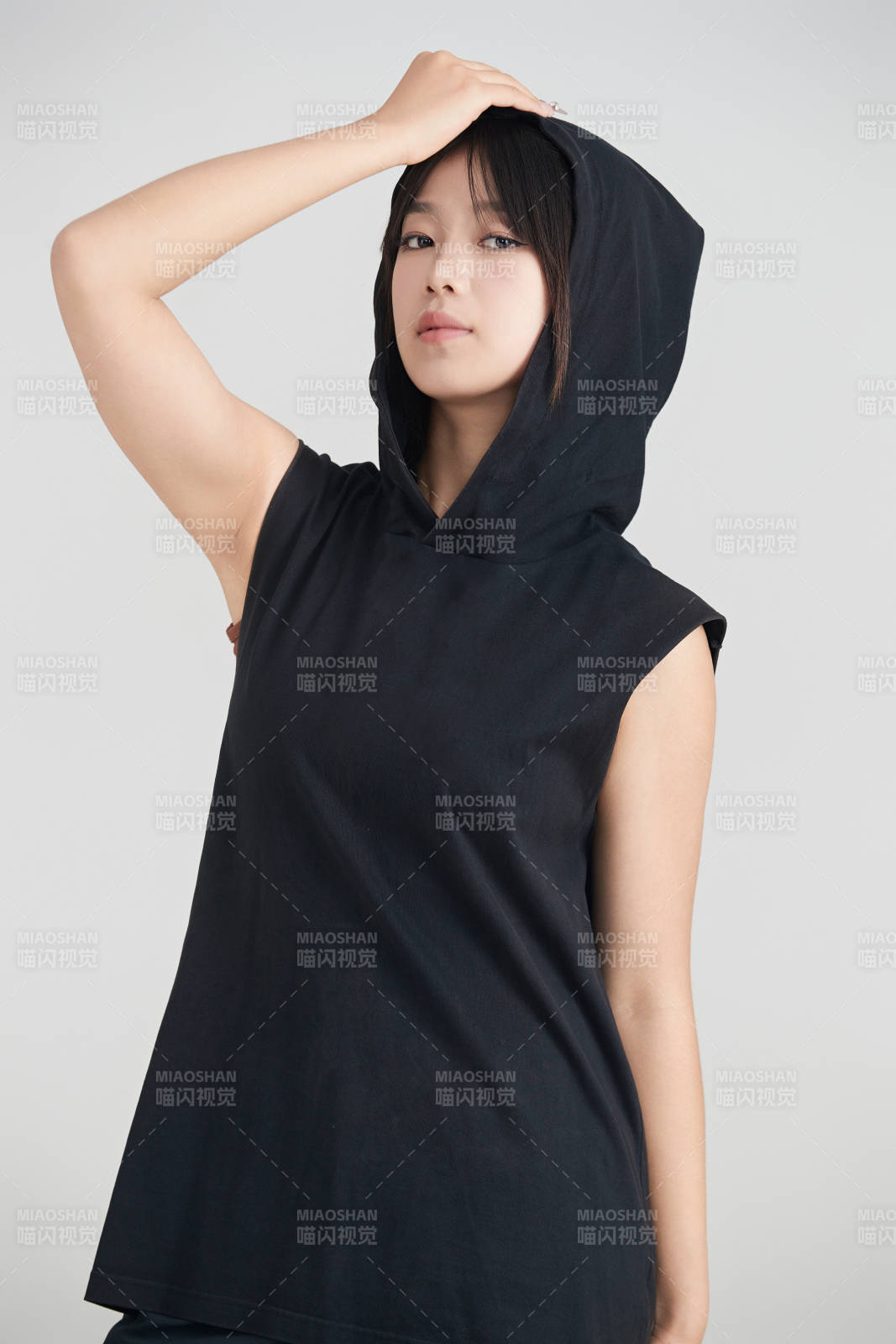 白色背景下的年轻女孩和篮球图片