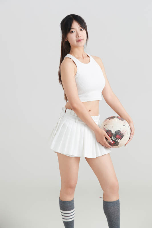 白色背景下的快乐的足球宝贝图片