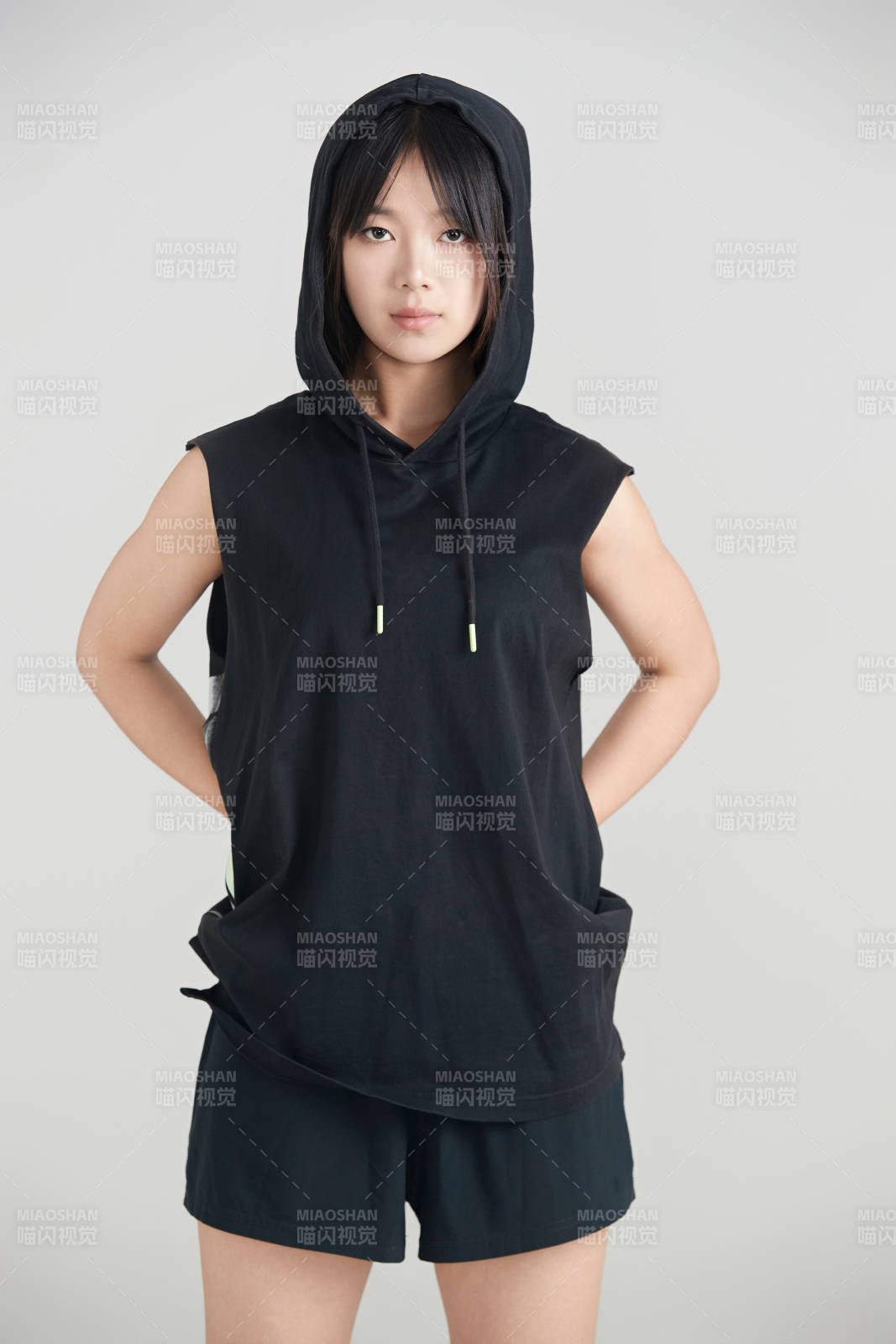 白色背景下的年轻女孩和篮球图片