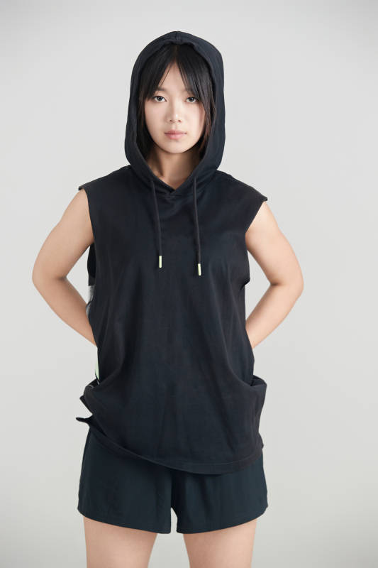 白色背景下的年轻女孩和篮球图片