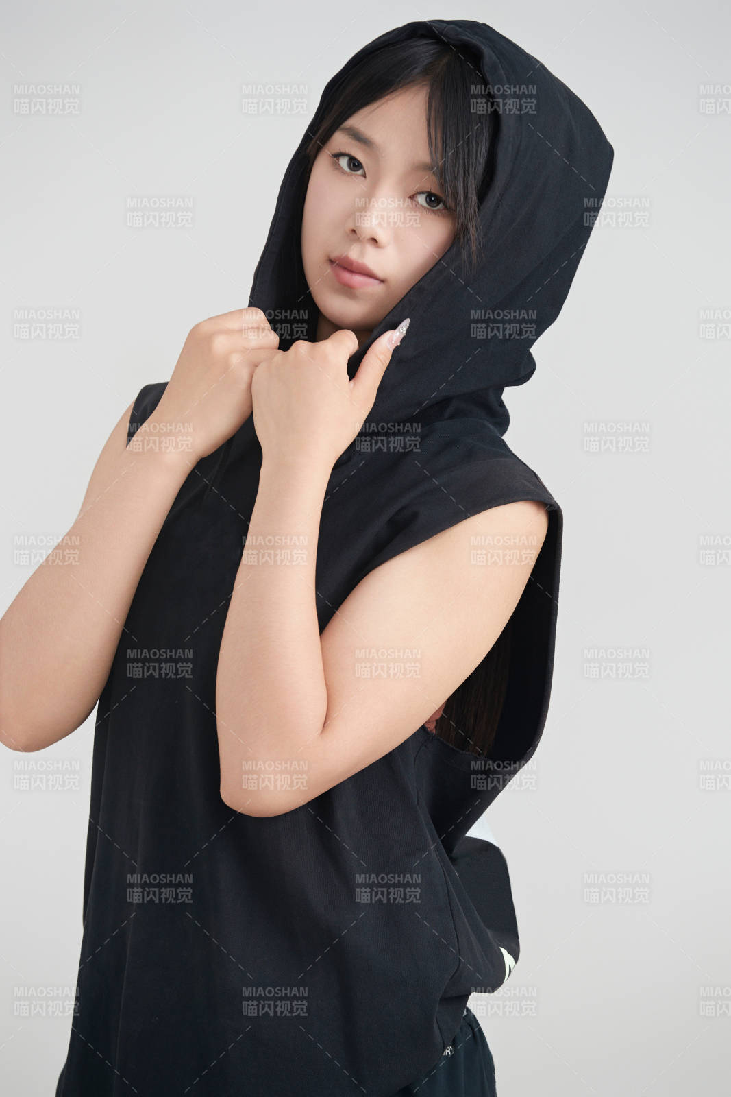 白色背景下的年轻女孩和篮球图片