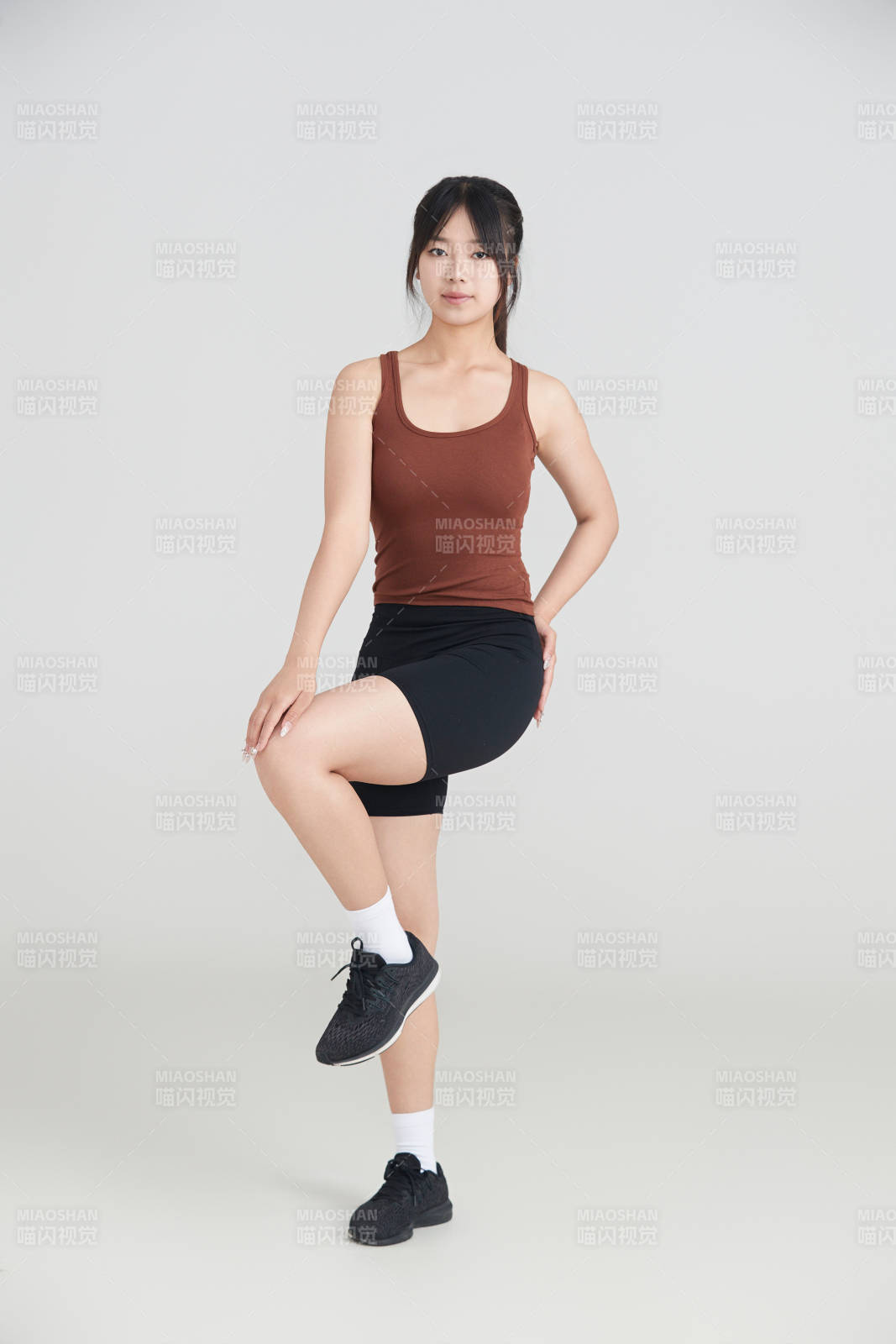 白色背景下作运动健身的亚洲女性图片