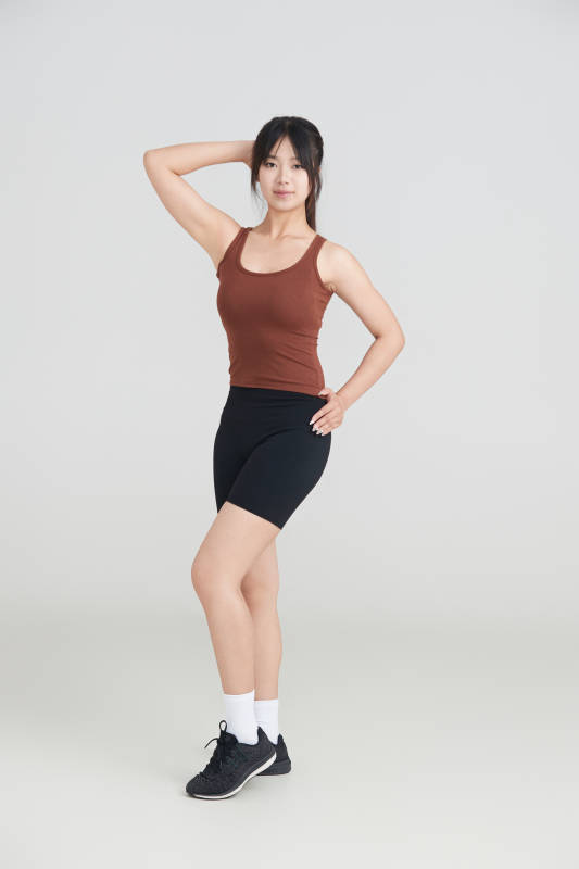 白色背景下作运动健身的亚洲女性图片