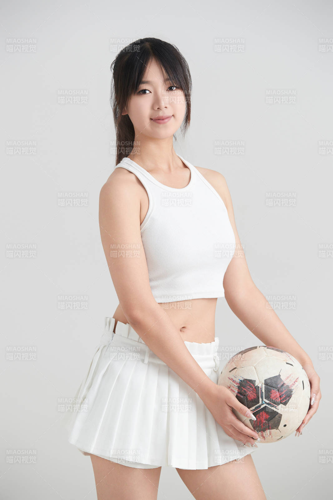 白色背景下的快乐的足球宝贝图片