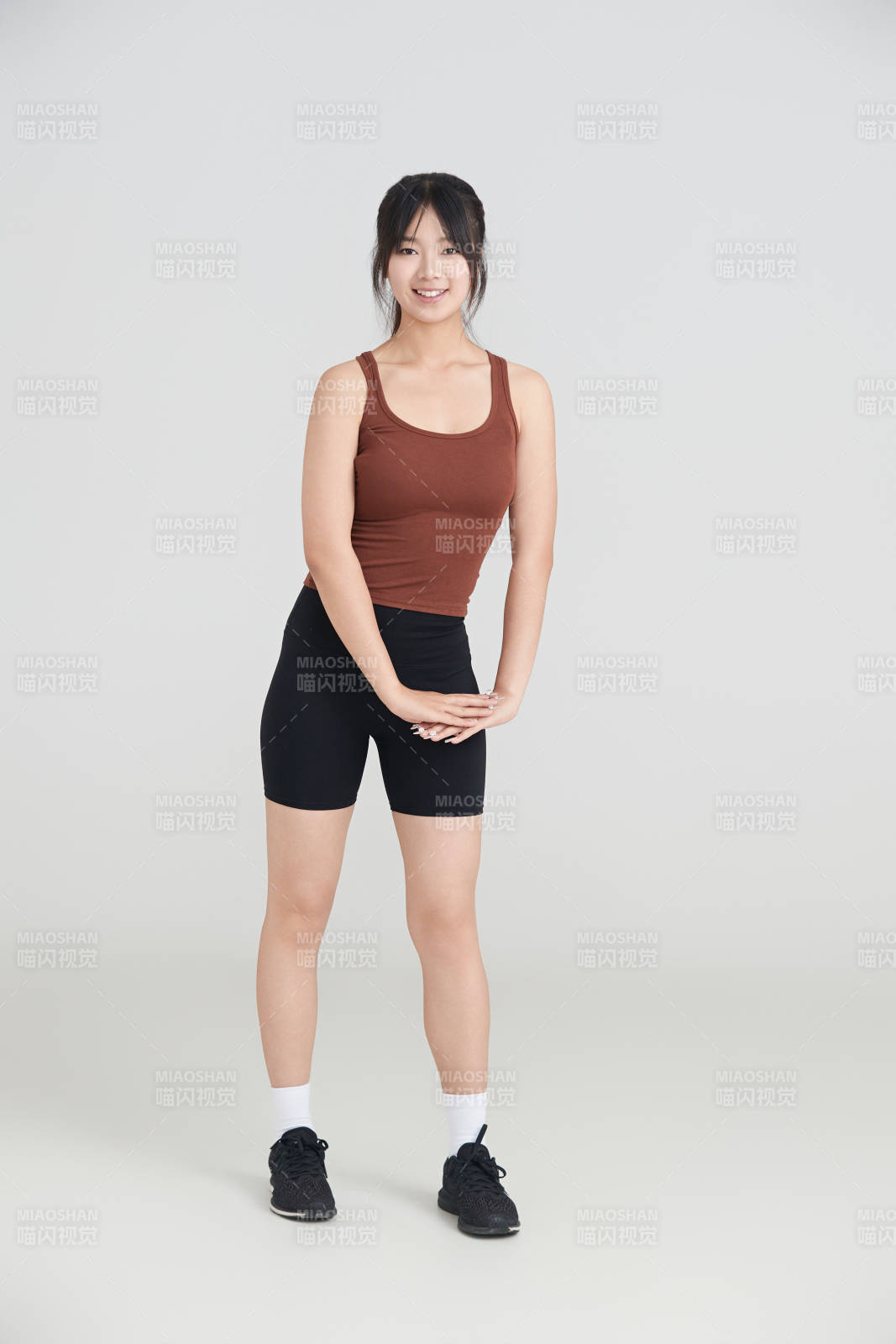 白色背景下作运动健身的亚洲女性图片