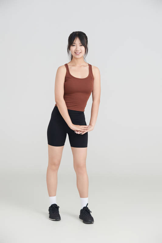 白色背景下作运动健身的亚洲女性图片