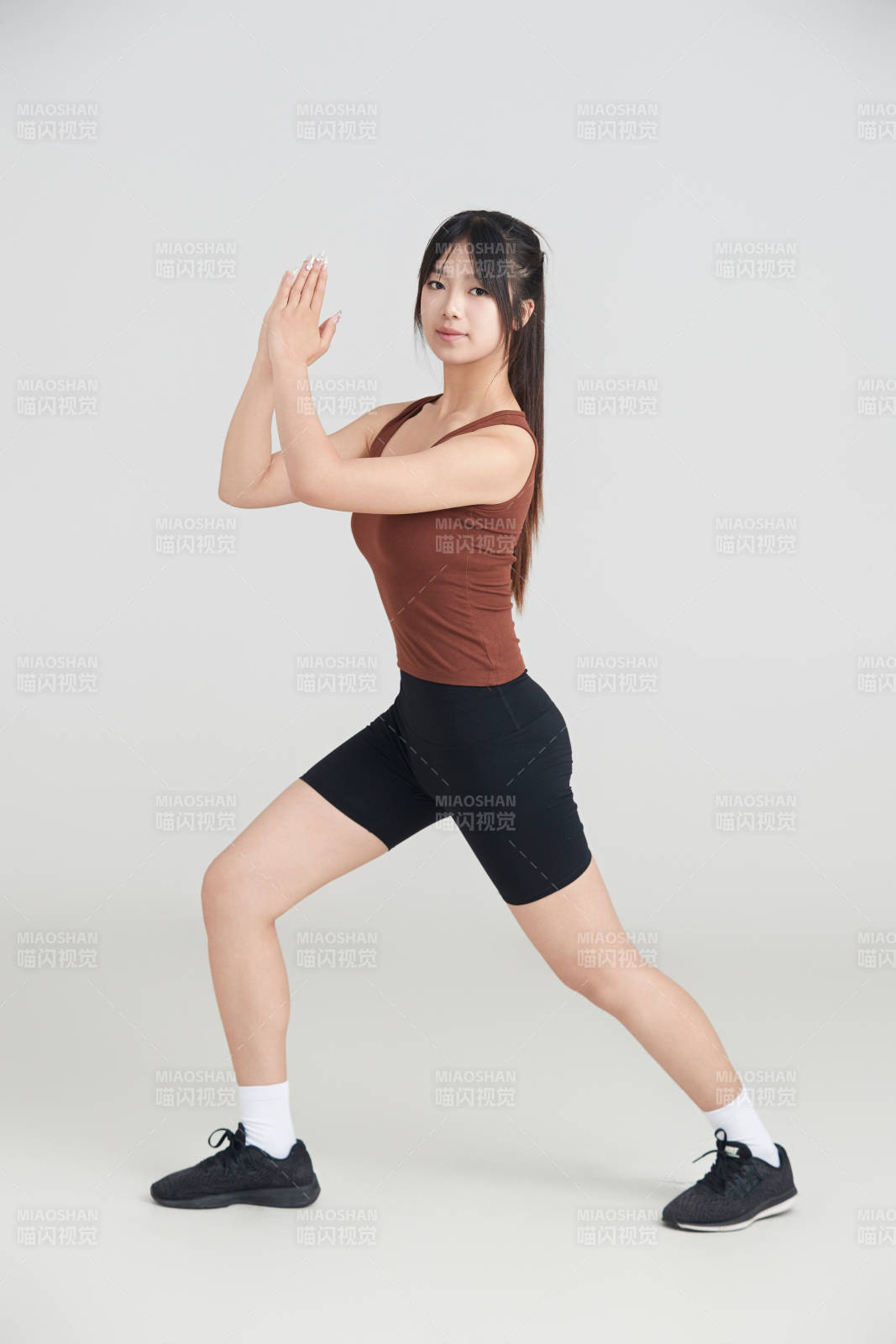 白色背景下作运动健身的亚洲女性图片