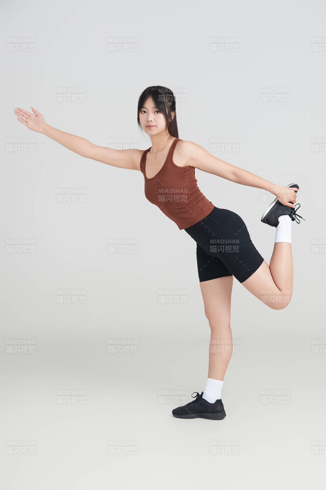 白色背景下作运动健身的亚洲女性图片