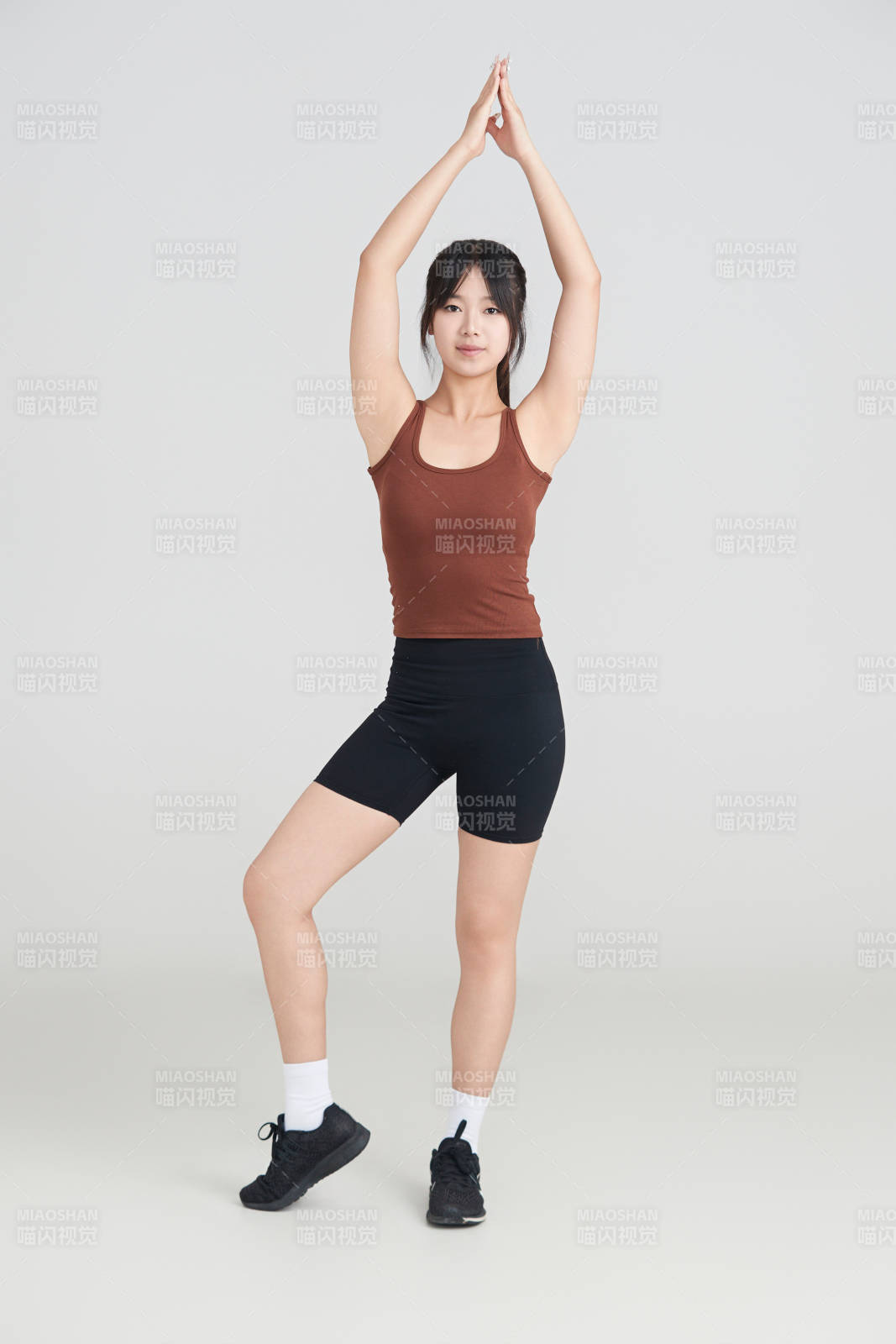 白色背景下作运动健身的亚洲女性图片