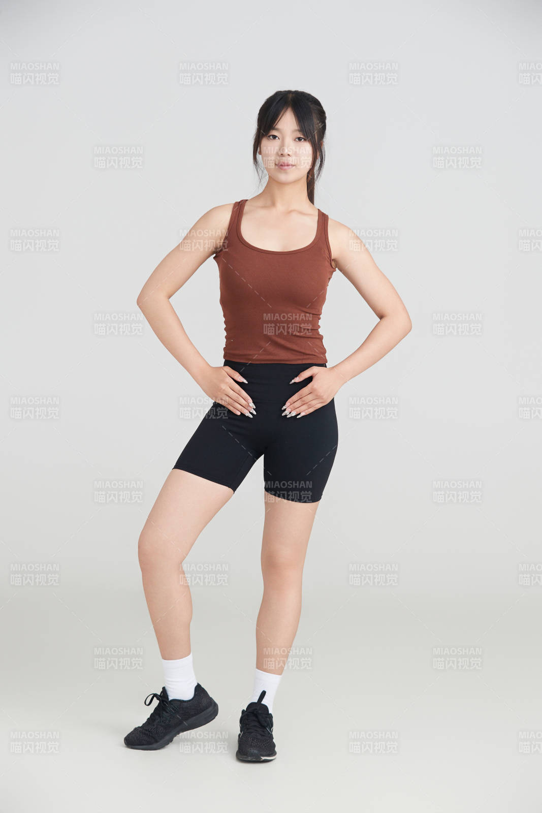 白色背景下作运动健身的亚洲女性图片