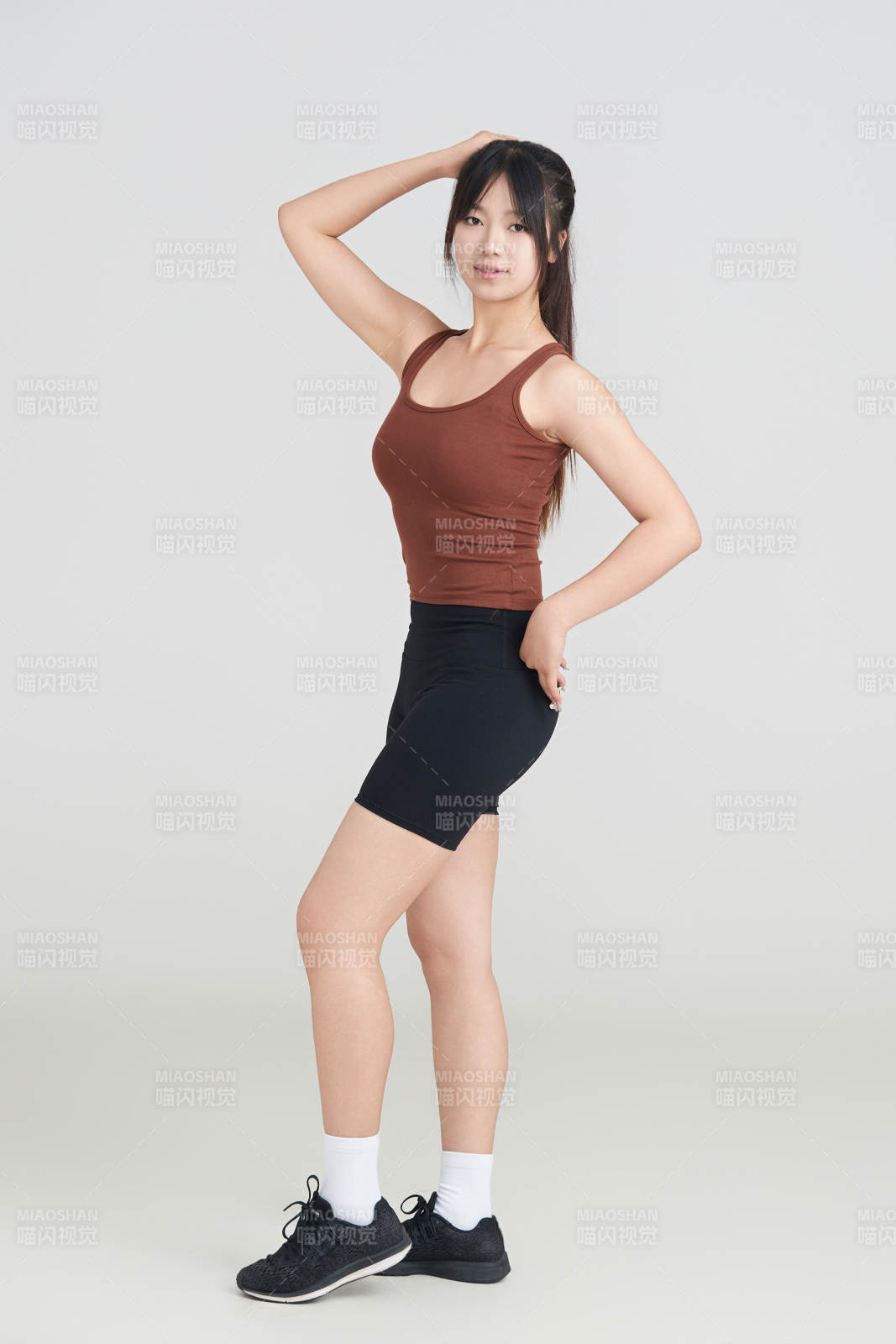 白色背景下作运动健身的亚洲女性图片