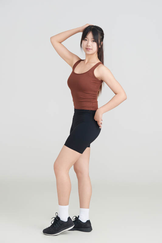 白色背景下作运动健身的亚洲女性图片