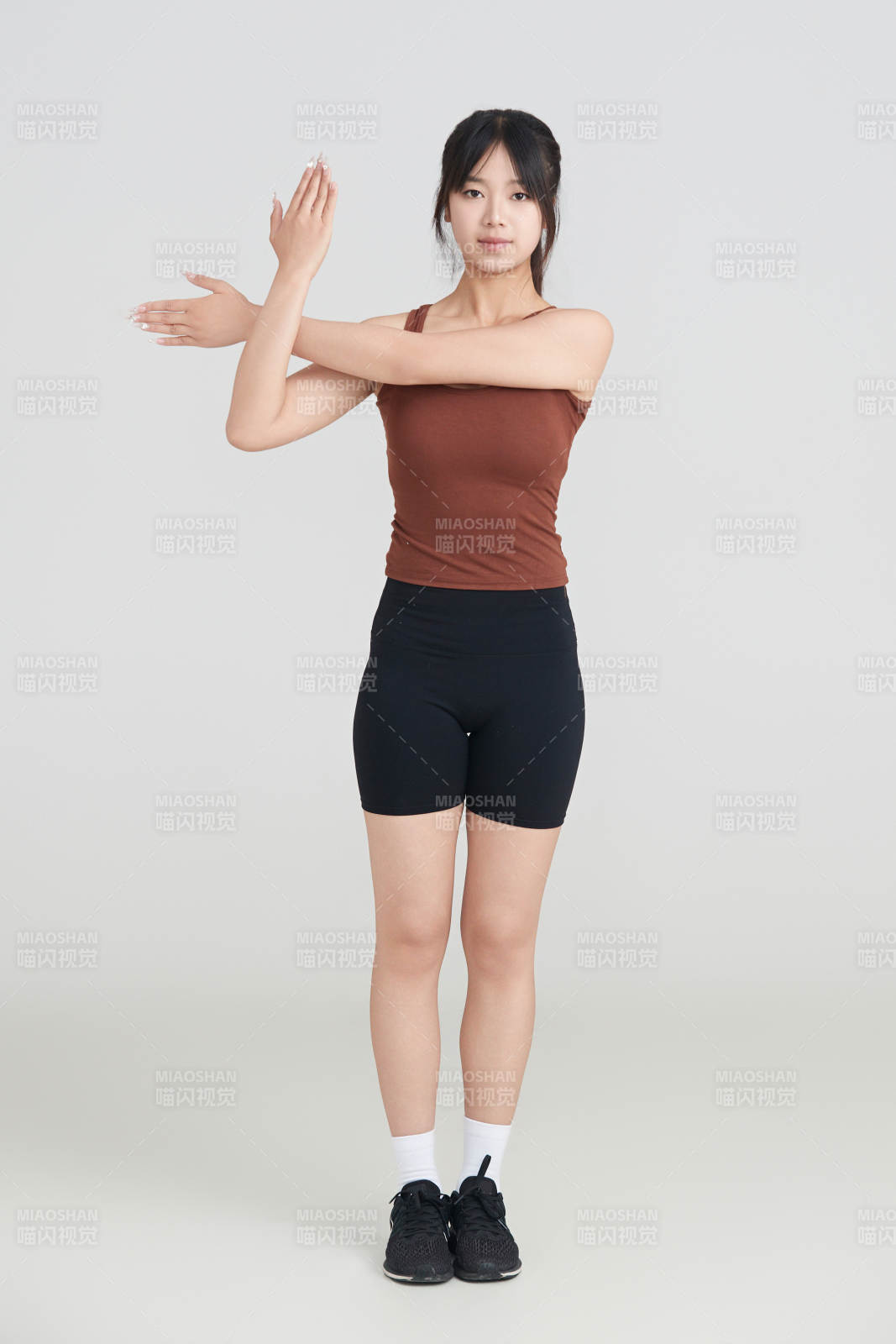 白色背景下作运动健身的亚洲女性图片