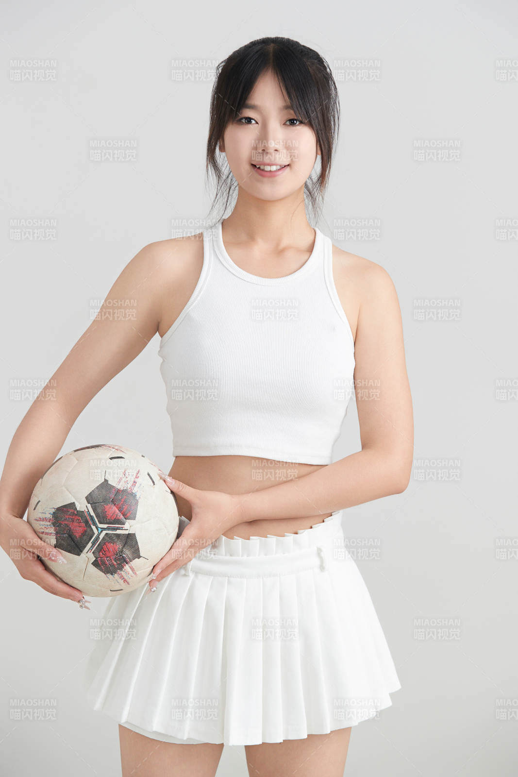 白色背景下的快乐的足球宝贝图片