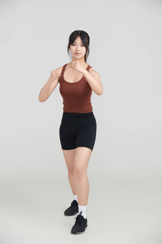 白色背景下作运动健身的亚洲女性图片